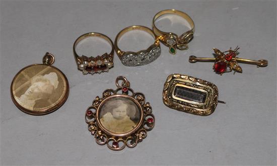 Mixed gold jewellery;